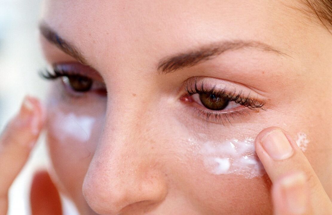 aplicar crema para rejuvenecer la piel alrededor de los ojos