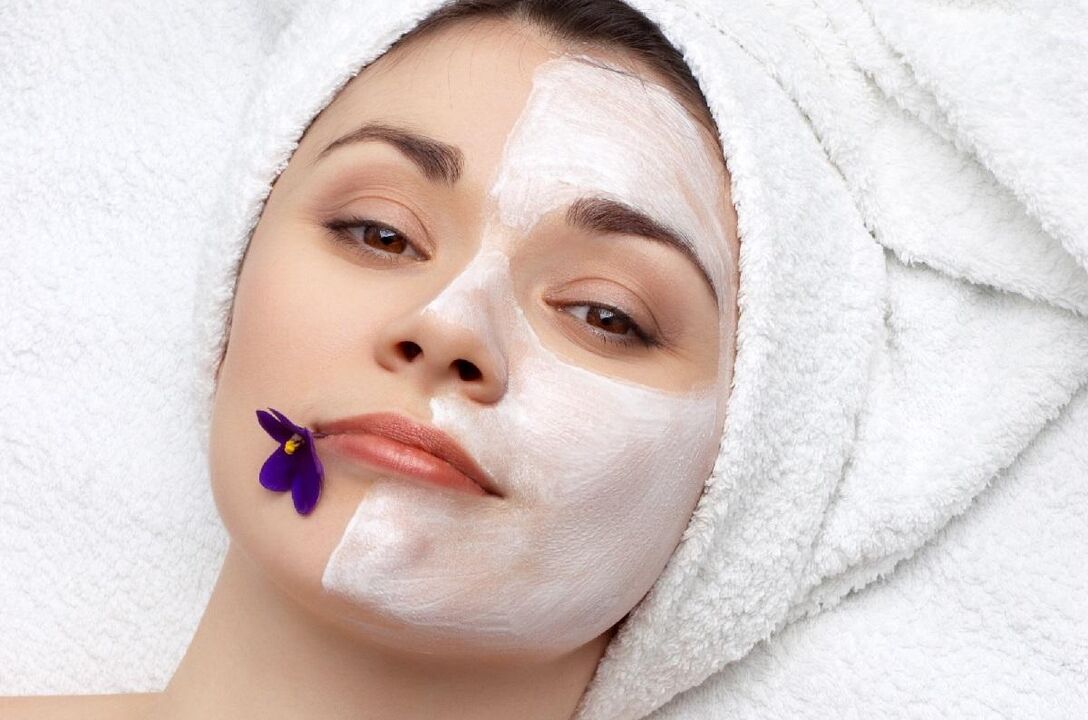 Mascarilla reafirmante a base de proteínas y crema agria para el rostro a partir de los 45 años. 