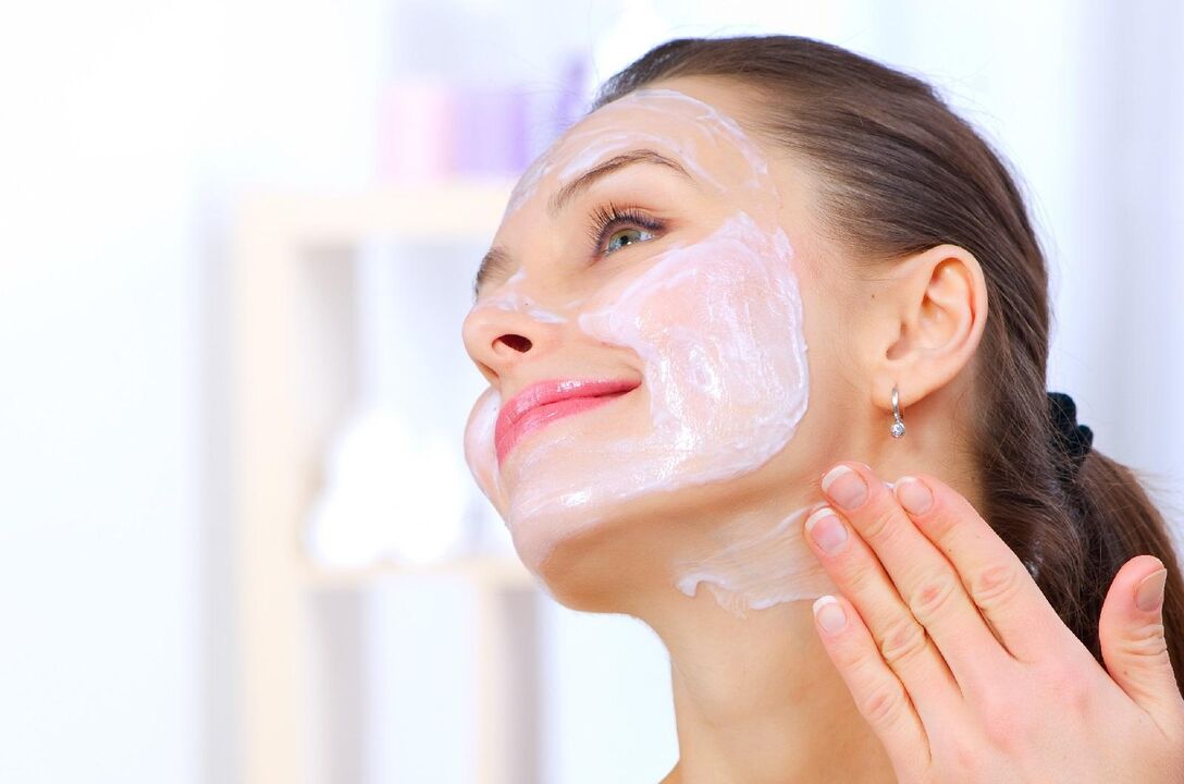 Mujer rejuvenece su piel facial usando una mascarilla casera